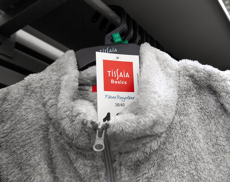 Photo : Polaire avec étiquette fibres recyclées Tissaia Basics, SIPLEC - Studio Nuances
