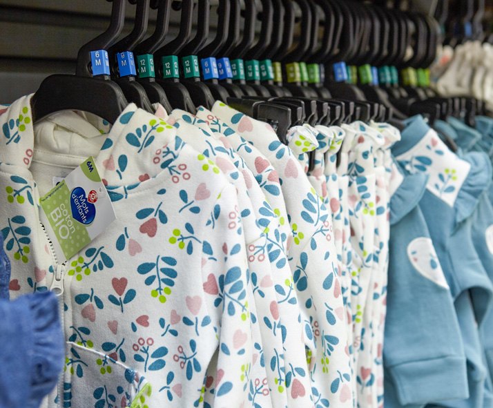 Photo : Vêtements Mots d'enfants avec étiquette coton bio, SIPLEC - Studio Nuances